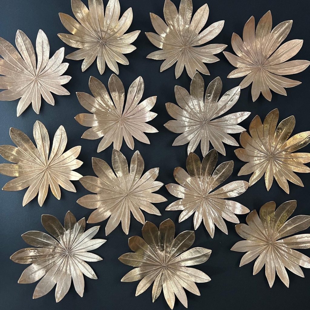 coupelles en bronze d'art façonnés à la main pour la décoration du plateau de présentation du concours Bocuse d'Or Italie.
