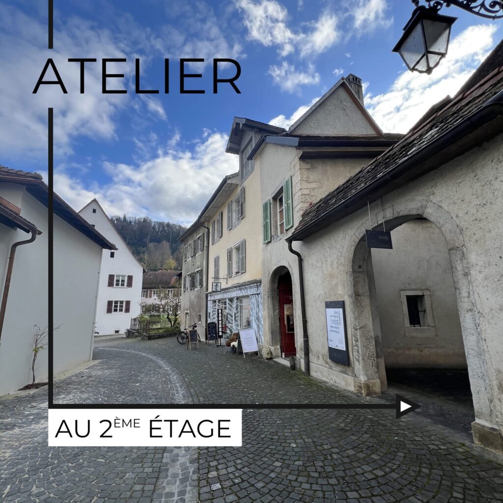 Plan de localisation géographique et vue extérieure de l'atelier Herbarium situé dans la ville de Saint-Ursanne.