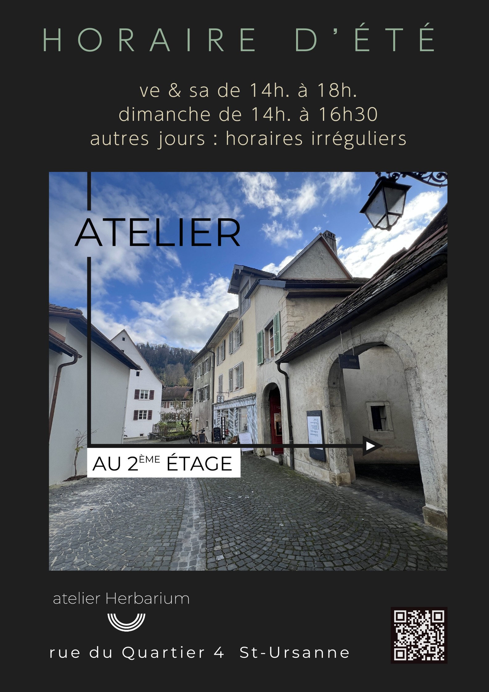 Flyer officiel de l'atelier Herbarium à Saint-Ursanne indiquant les horaires d'été : vendredi et samedi de 14h à 18h, dimanche de 14h à 16h30. Une photo montre la ruelle médiévale pavée menant à l'atelier situé au 2ème étage de la rue du Quartier 4.