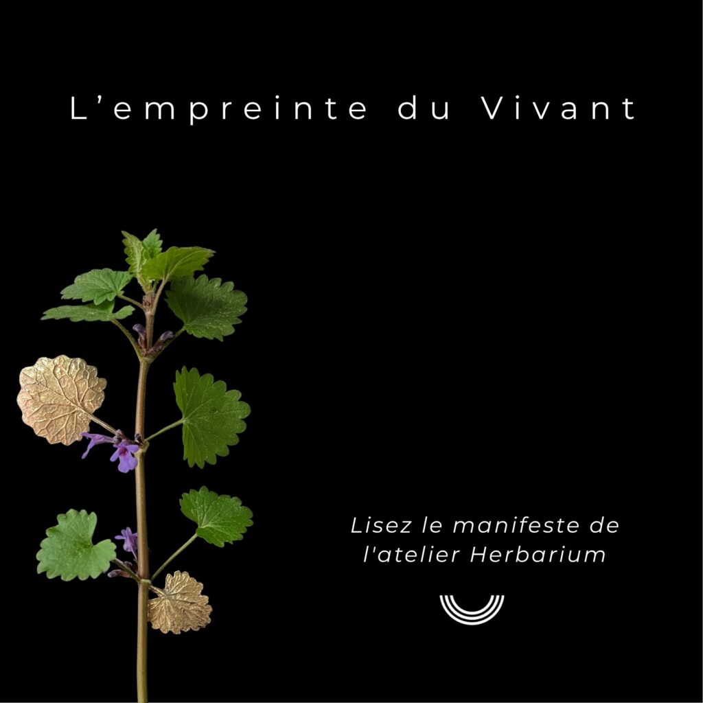 Bijou botanique façonné à la main dans l'atelier Herbarium à Saint-Ursanne en Suisse.