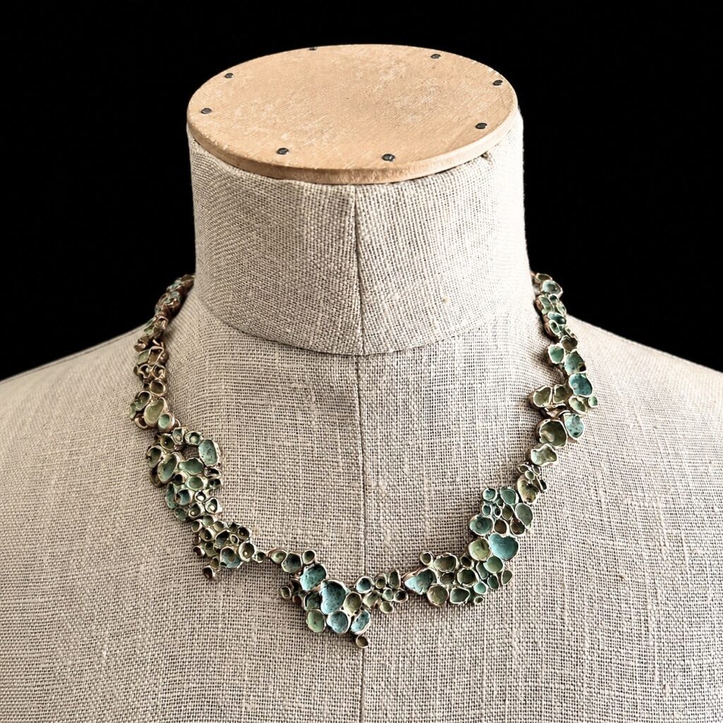 Collier Sculpture Sauvage présenté sur un buste. Une création unique de l'atelier Herbarium