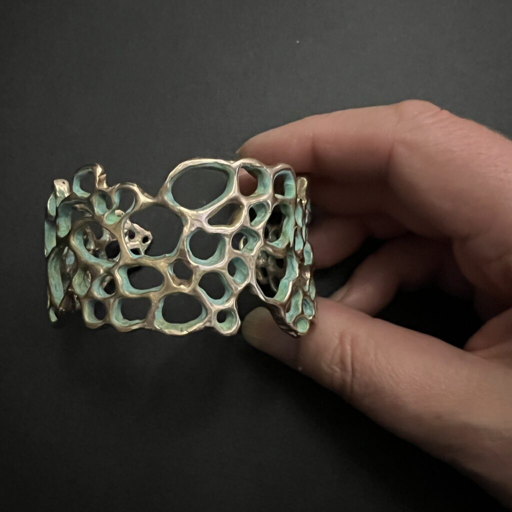 Bracelet manchette Lichen Dentelle en bronze d'art texturé et ajouré avec patine vert-de-gris, collection Sculpture Sauvage de l'Atelier Herbarium.