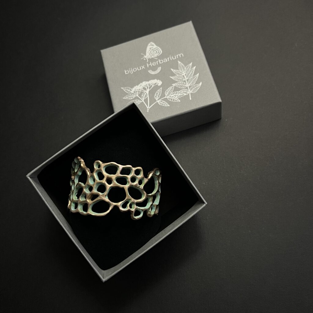 Bracelet manchette Lichen Dentelle en bronze d'art texturé et ajouré avec patine vert-de-gris, collection Sculpture Sauvage de l'Atelier Herbarium.