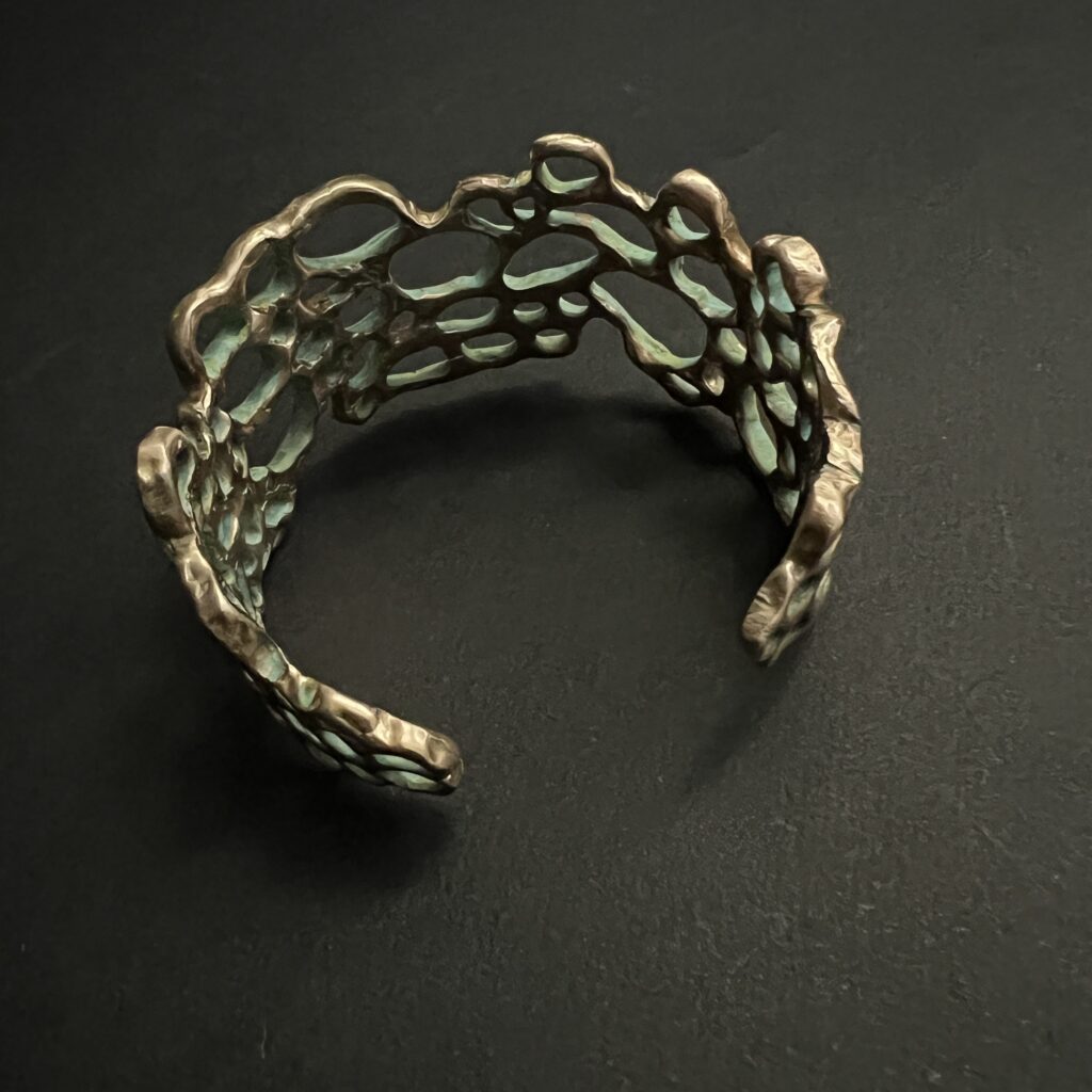 Bracelet manchette Lichen Dentelle en bronze d'art texturé et ajouré avec patine vert-de-gris, collection Sculpture Sauvage de l'Atelier Herbarium.