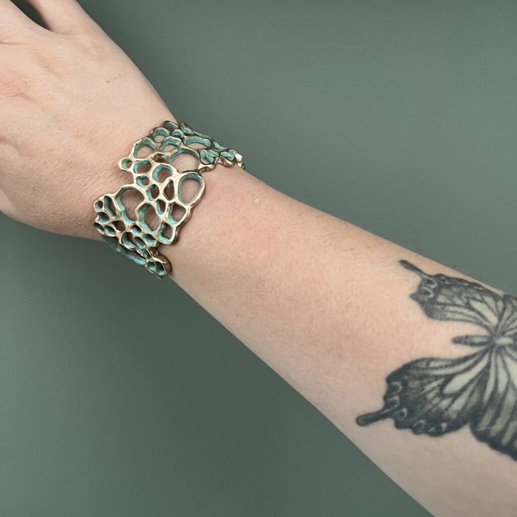 Bracelet manchette Lichen Dentelle en bronze d'art texturé et ajouré avec patine vert-de-gris, collection Sculpture Sauvage de l'atelier Herbarium.