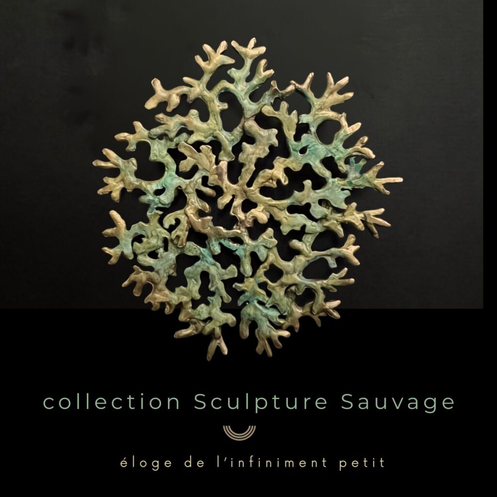 Bijou sculptural en bronze d'art en forme de lichen mousse de chêne avec patine vert-de-gris texturée, présenté sur fond noir, Collection Sculpture Sauvage.